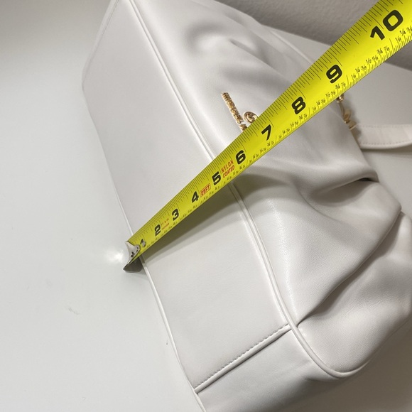 Michael Kors Hannah Medium Shoulder Bag Optic White - Picture 13 of 14